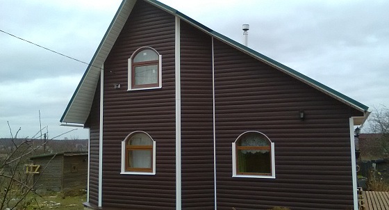 Монтаж металлочерепицы и облицовка виниловым блок-хаусом в п. Ропша