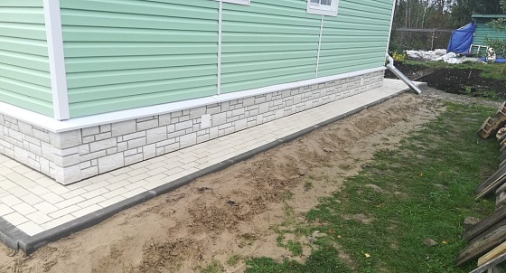 Устройство отмостки и облицовка цоколя панелями в пос. Рахья