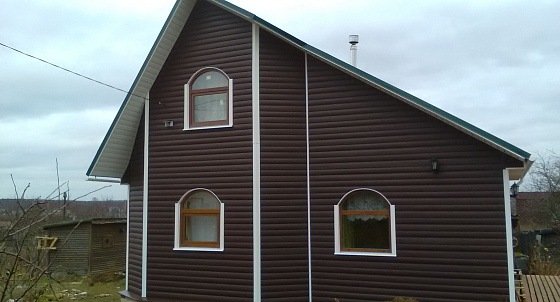 Монтаж металлочерепицы и облицовка виниловым блок-хаусом в п. Ропша