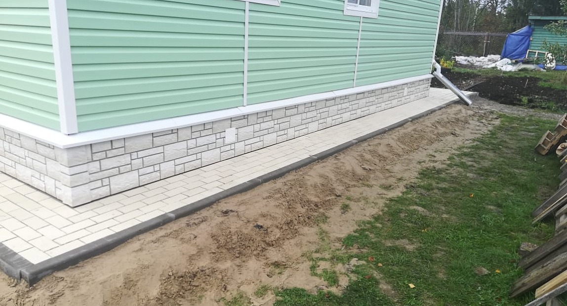 Устройство отмостки и облицовка цоколя панелями в пос. Рахья