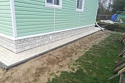 Устройство отмостки и облицовка цоколя панелями в пос. Рахья