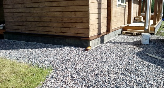 Монтаж цокольных панелей и отлива в п. Приветнинское