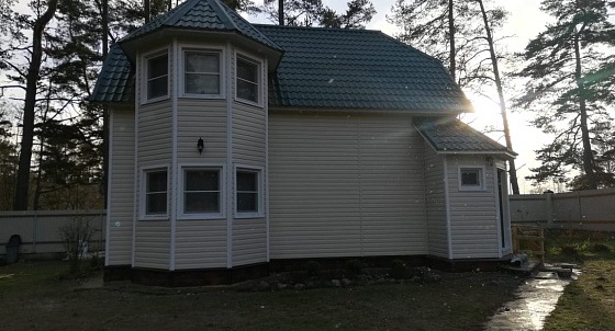 Монтаж металлочерепицы и облицовка виниловым сайдингом в КП Мельничные ручьи